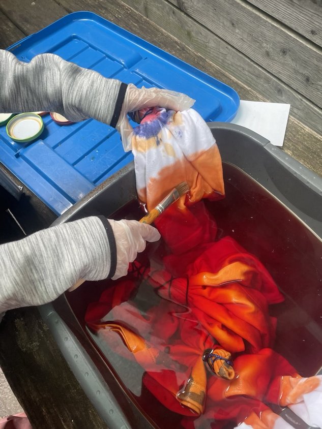 Besuch aus der Verwaltung – Ein Frühstück voller Freude! Am Mittwoch begrüßten wir unsere Kolleginnen und Kollegen aus der Verwaltung zu einem gemeinsamen Frühstück und einer kleinen Kita-Führung. Für die Kinder gab es eine süße Zuckerwatte, eine fröhliche Kinderdisco und kreative Angebote auf dem Hof. Ein rundum gelungener Tag voller Gemeinschaft und Spaß!