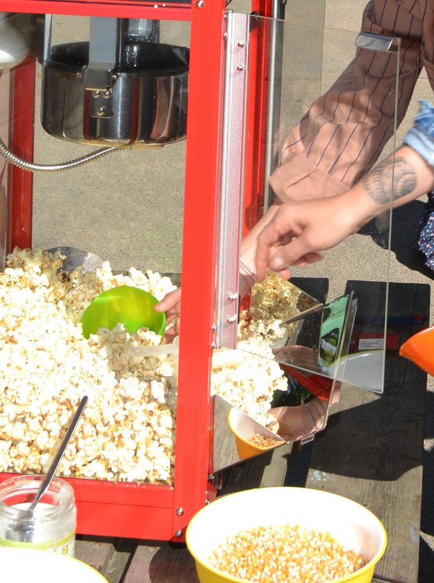 Besuch aus der Verwaltung – Ein Frühstück voller Freude! Am Mittwoch begrüßten wir unsere Kolleginnen und Kollegen aus der Verwaltung zu einem gemeinsamen Frühstück und einer kleinen Kita-Führung. Für die Kinder gab es eine süße Zuckerwatte, eine fröhliche Kinderdisco und kreative Angebote auf dem Hof. Ein rundum gelungener Tag voller Gemeinschaft und Spaß!